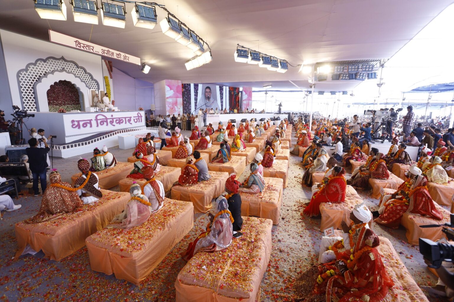निरंकारी सामूहिक विवाह समारोह में 93 जोड़े परिणय सूत्र में बंधे Nirankari mass marriage