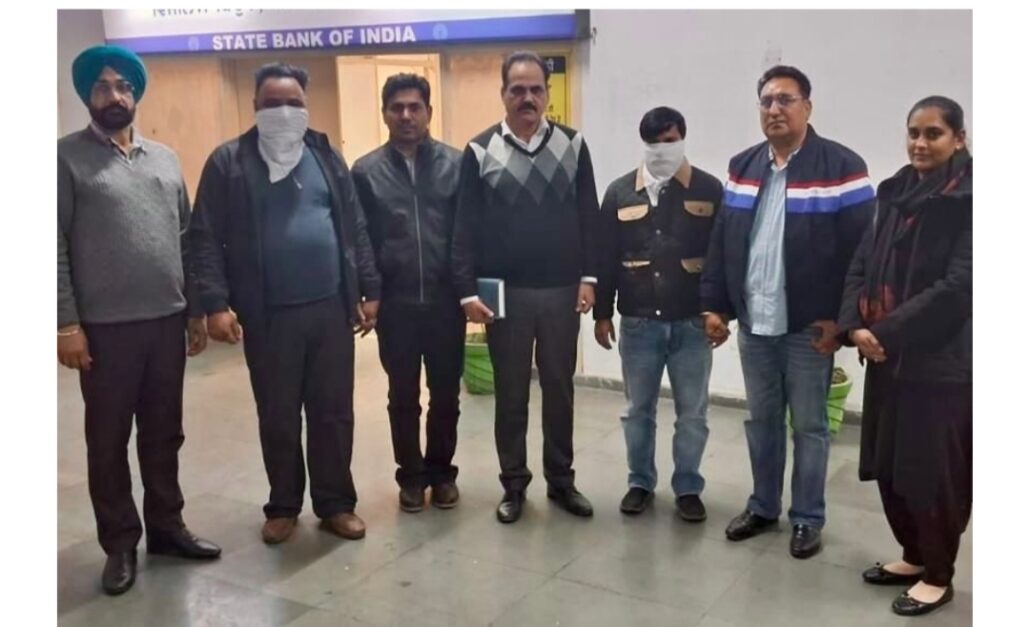 बठिंडा के भवन निरीक्षक और आरटीटैकट को 30,000 रुपए की रिश्वत लेते गिरफ्तार किया building inspector and RTI agent