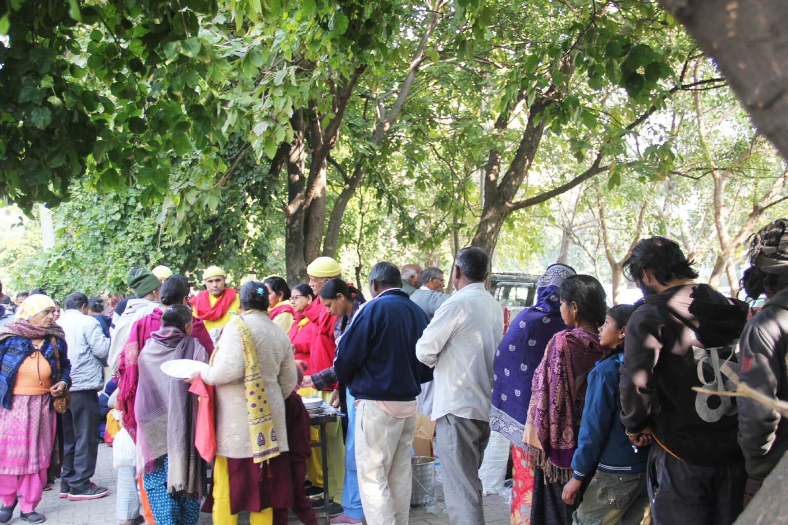 विश्वास फाउंडेशन ने अस्पताल के बाहर भंडारा लगाया bhandaara