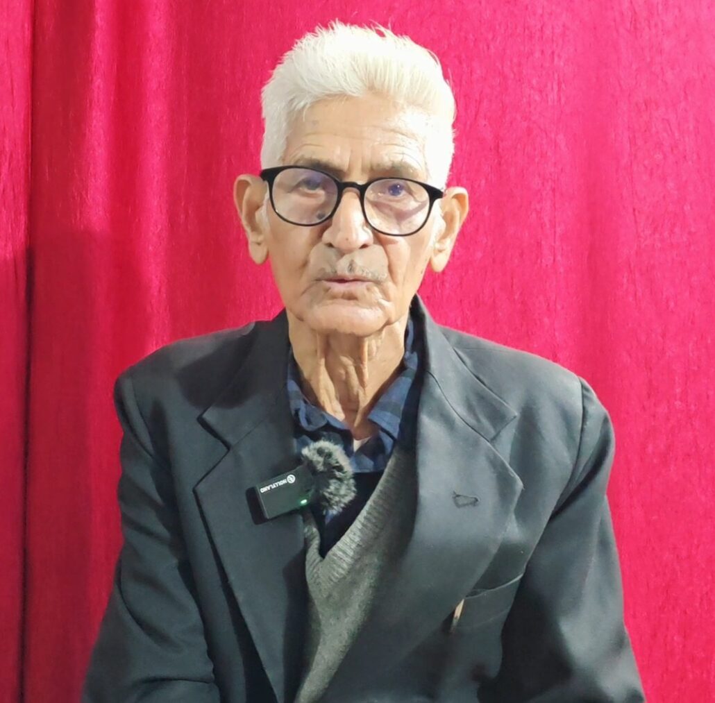 हस्त लिखित पत्रों से समाज में शुभ संदेश पहुंचा रहे हैं, वयोवृद्ध आर-के उप्पल messages