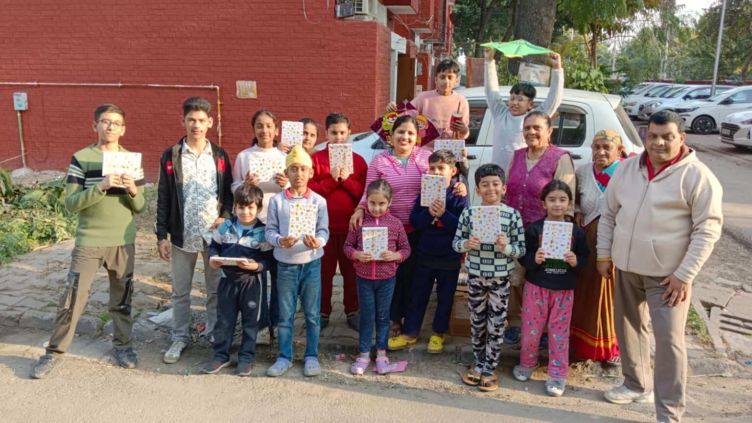 श्री हरि सिमरन सेवा समिति ने बच्चों के साथ पतंगबाजी भी की  Shri Hari Simran Seva Samiti