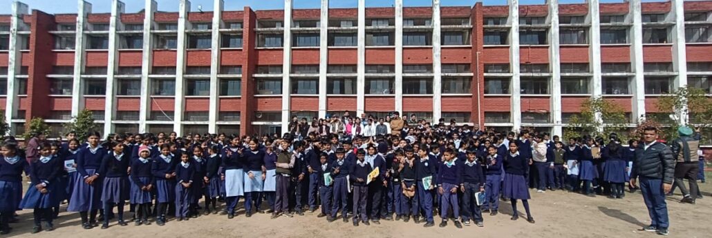 गवर्नमेंट कॉलेज सेक्टर 11 ने सेक्टर 25 गवर्नमेंट स्कूल में सामाजिक आउटरीच कार्यक्रम के तहत किया विजिट 11 visited Sector 25