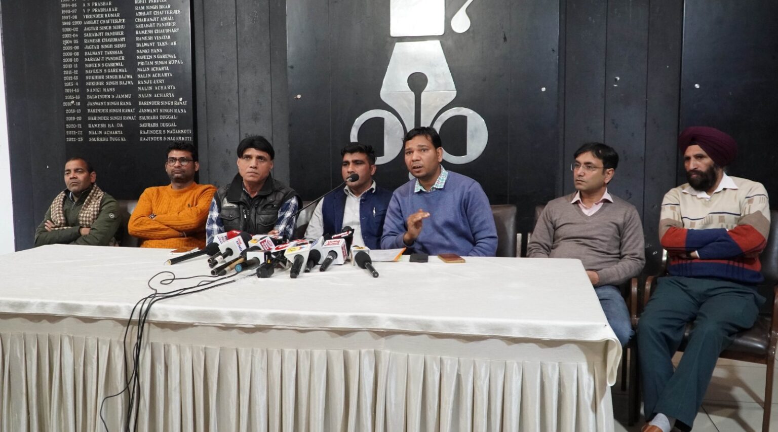 H E L held a press conference on the PHD dispute and demanded justice H E L