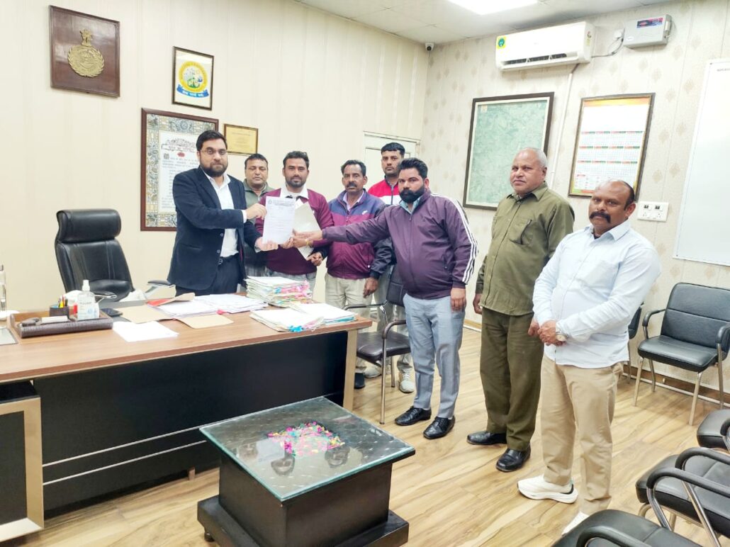 राष्ट्रीय सफाई कर्मचारी मजदूर यूनियन ने निगम आयुक्त को ज्ञापन सौंपा Karmamba Mazdoor
