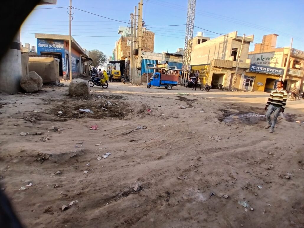 रोड पर बने गढ़ों को समतल करवाने के लिए उपमंडल अभियंता को भेजा पत्र Letter