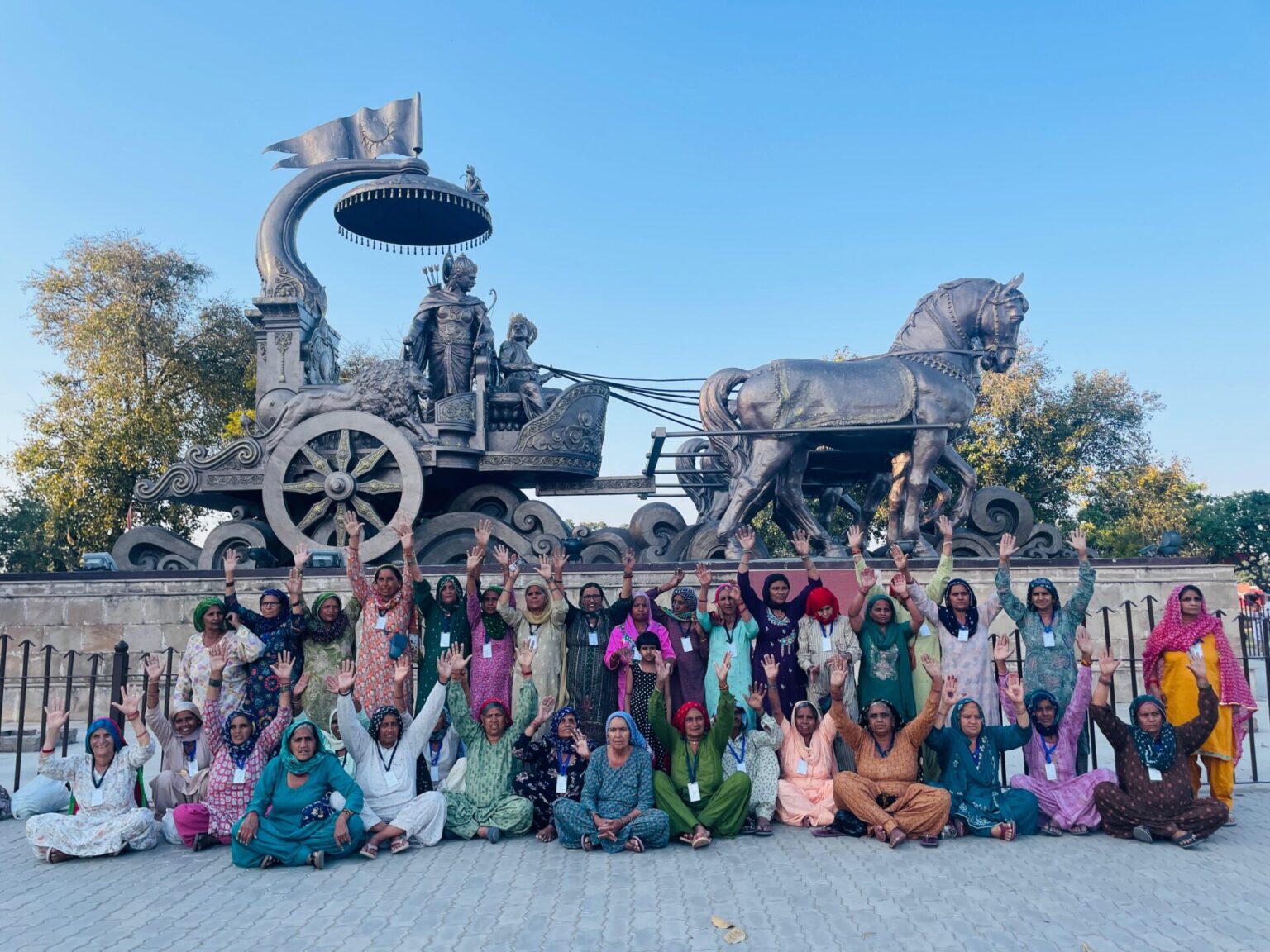 डीसीएम स्कूल ने बुजुर्ग महिलाओं को कुरुक्षेत्र व हरिद्वार करवाया भ्रमण DCM School