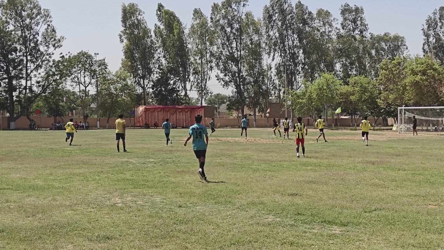 प्रभुवाला में दूसरा डे नाइट फुटबॉल कप शुरू पूर्व खिलाड़ियों ने किया शुभारंभ Football Cup