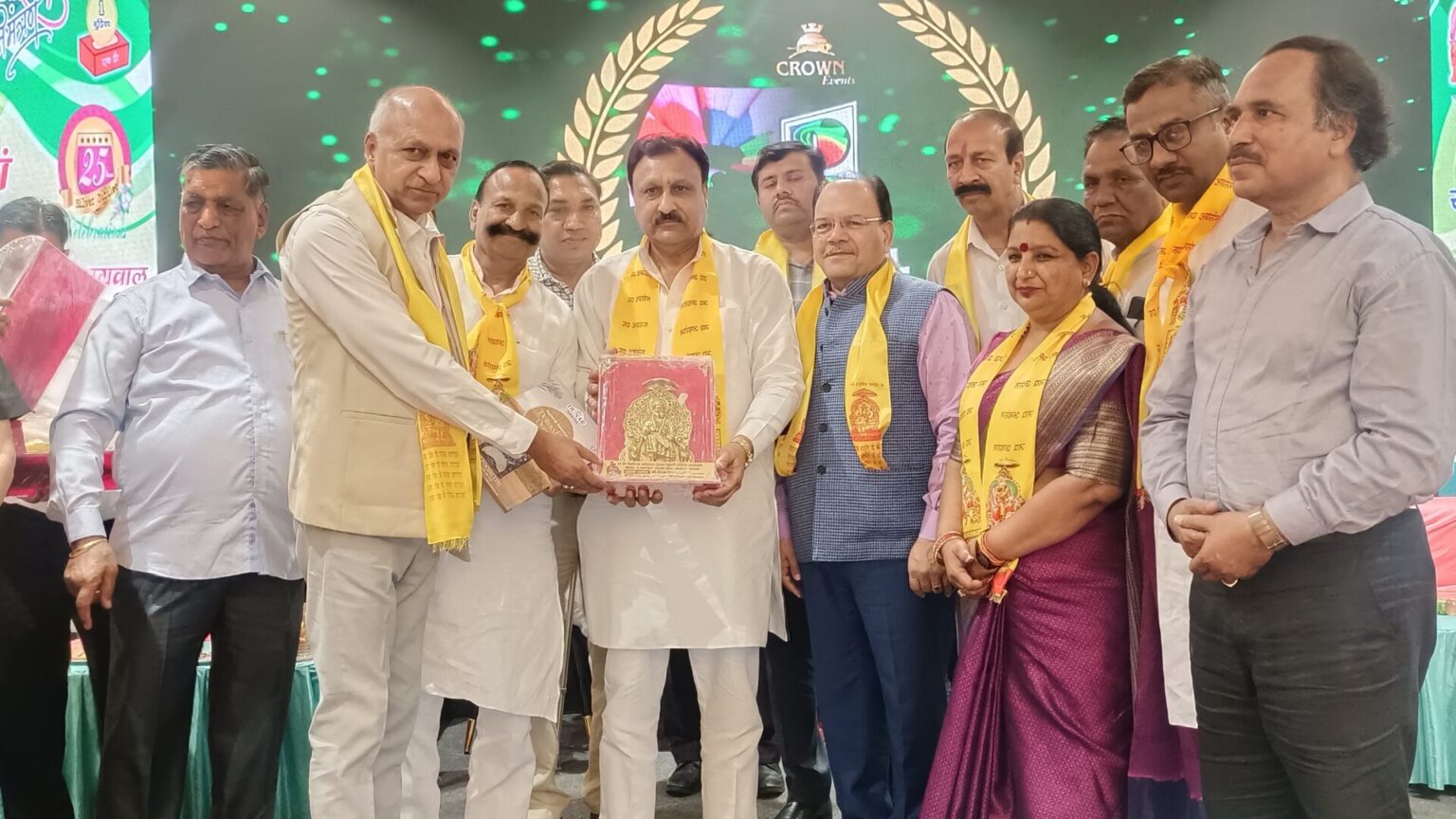 बजरंग गर्ग व रमेश जिंदल ने आए हुए महमानों को स्मृति चिह्न देकर सम्मानित किया Bajrang Garg and Ramesh Jindal