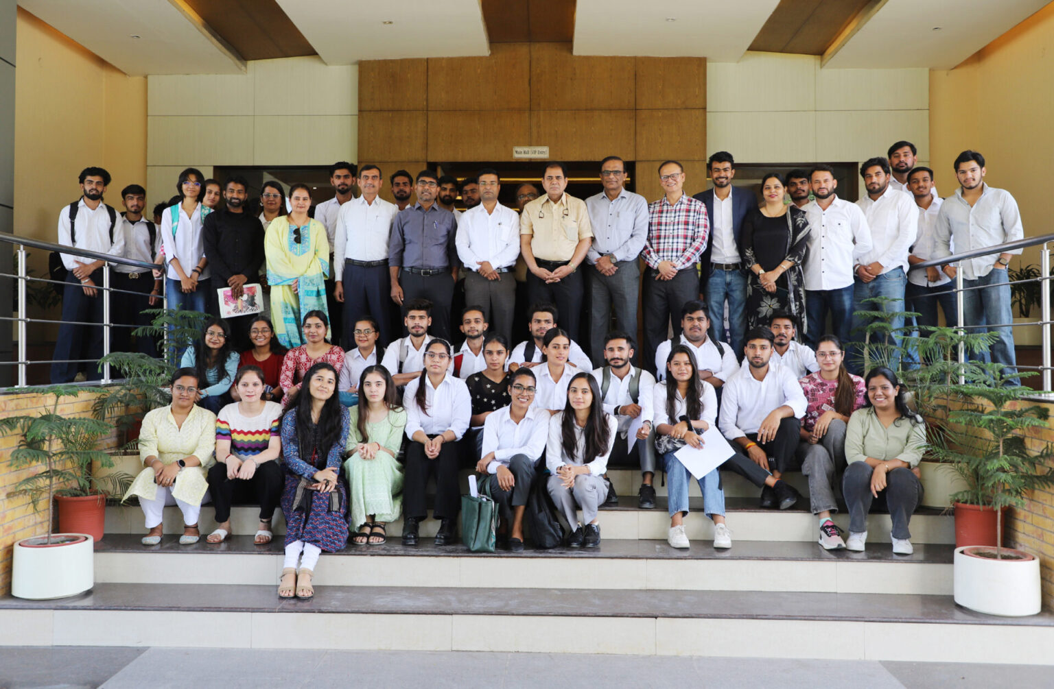 गुजविप्रौवि में पहली बार लगी विद्यार्थियों द्वारा बनाए गए फोटोग्राफ की प्रदर्शनी Gujviprovi