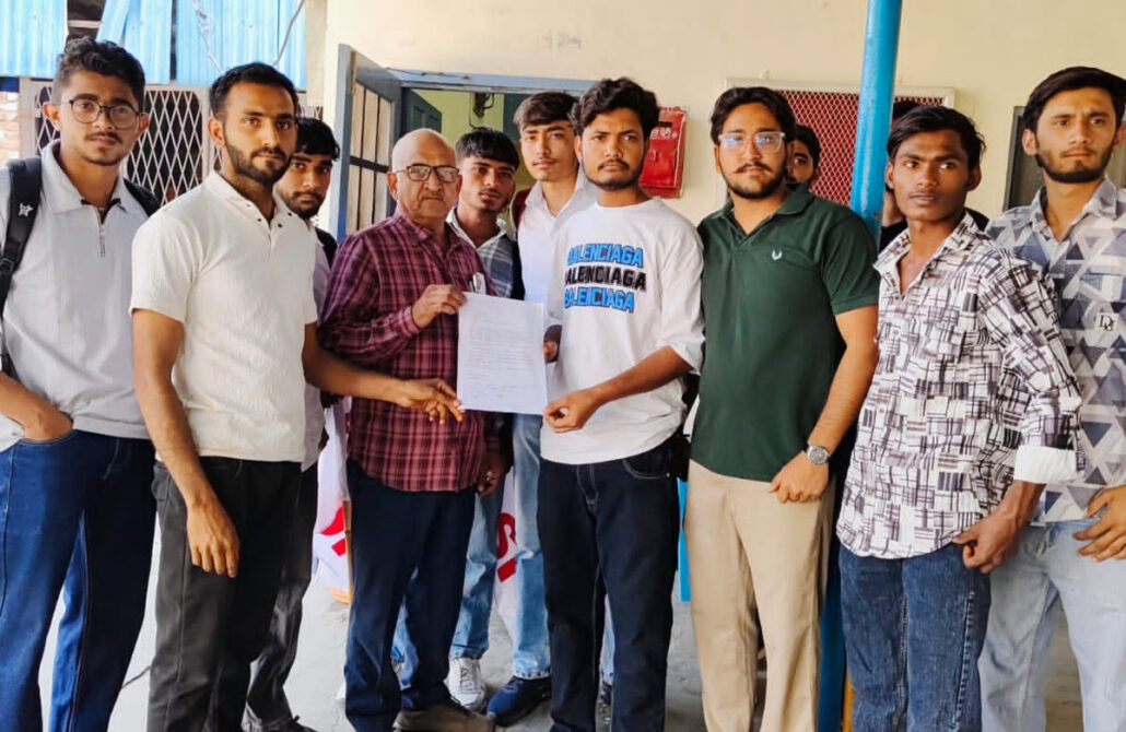 छात्रों की परिवहन समस्याओं को लेकर एसएफआई ने सौंपा ज्ञापन  SFI