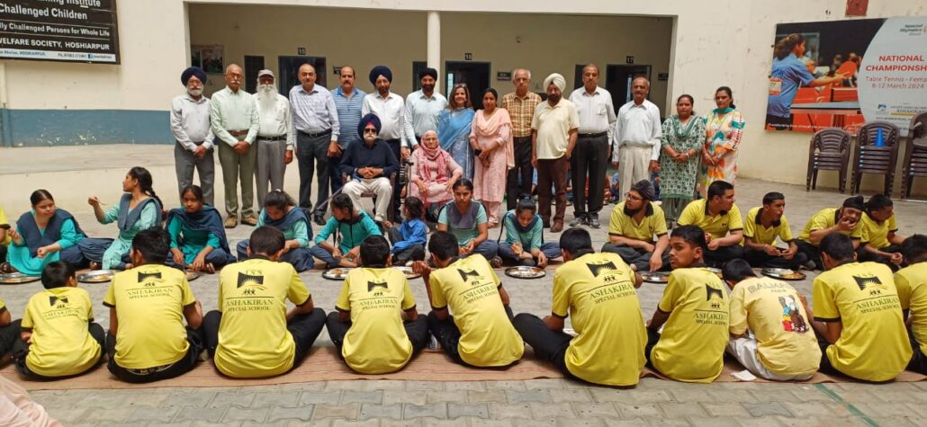 स्व. जगजीत सिंह सचदेवा के जन्म दिन पर लंगर लगाया Sachdeva's