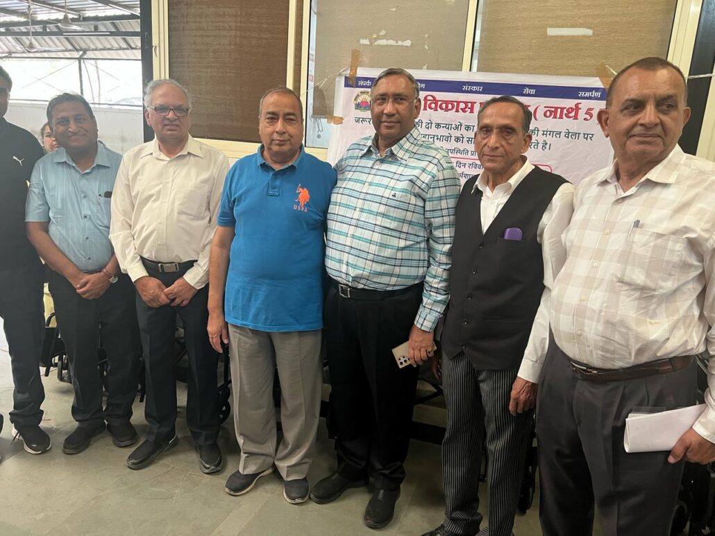 पंकज महाजन ने 10 व्हील चेयर्स दान स्वरूप भेंट की wheelchairs