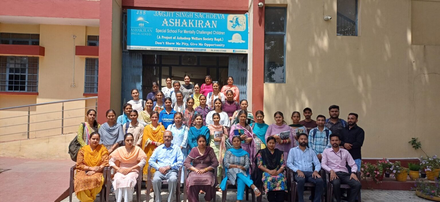 बीएड के छात्रों ने आशा किरन स्कूल का दौरा किया B.Ed students