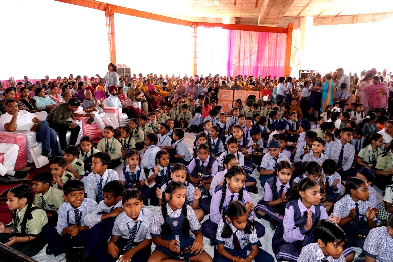 बच्चों सहित हजारों लोगों ने मात-पिता पूजन दिवस में भाग लिया Poojan Diwas