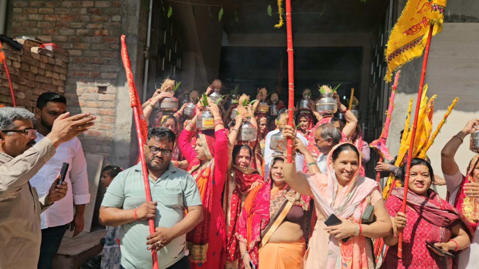 ब्रह्म संस्कृत पाठशाला में कलश यात्रा निकाल कर मां दुर्गा की प्रतिमा स्थापित Maa Durga's statue