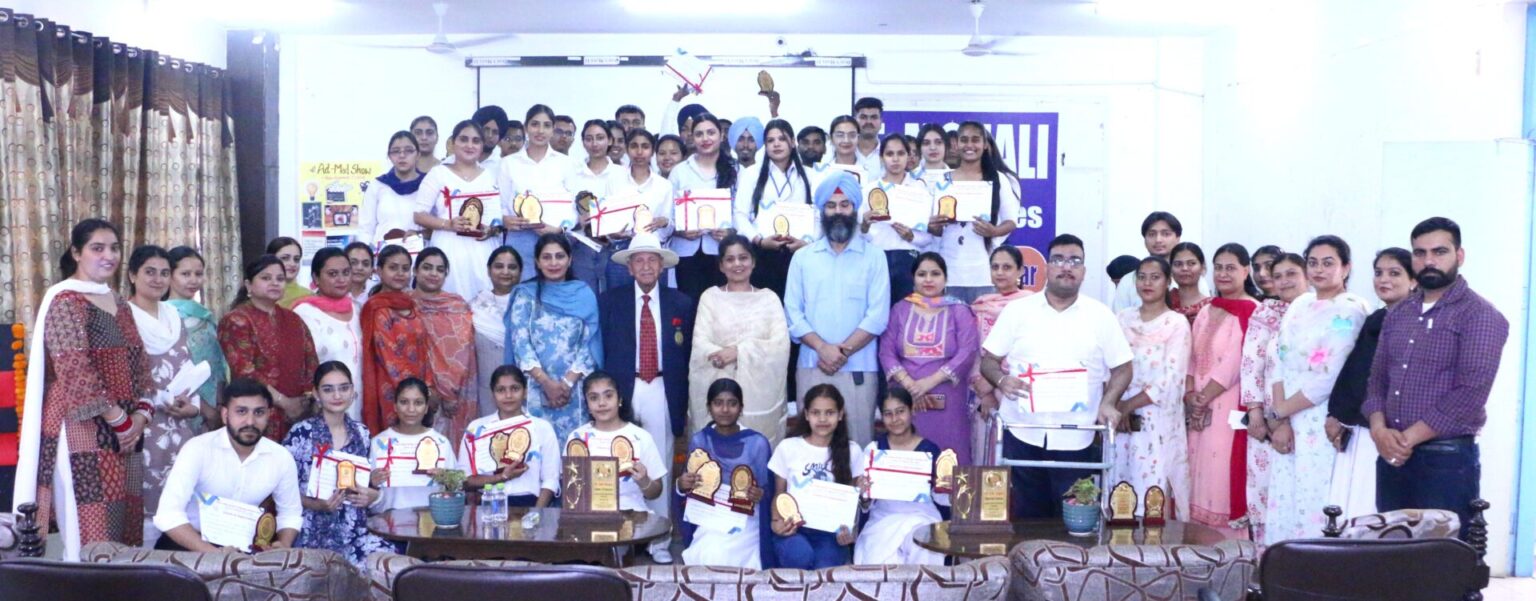 खालसा कॉलेज में वार्षिक पुरस्कार वितरण समारोह Khalsa College's