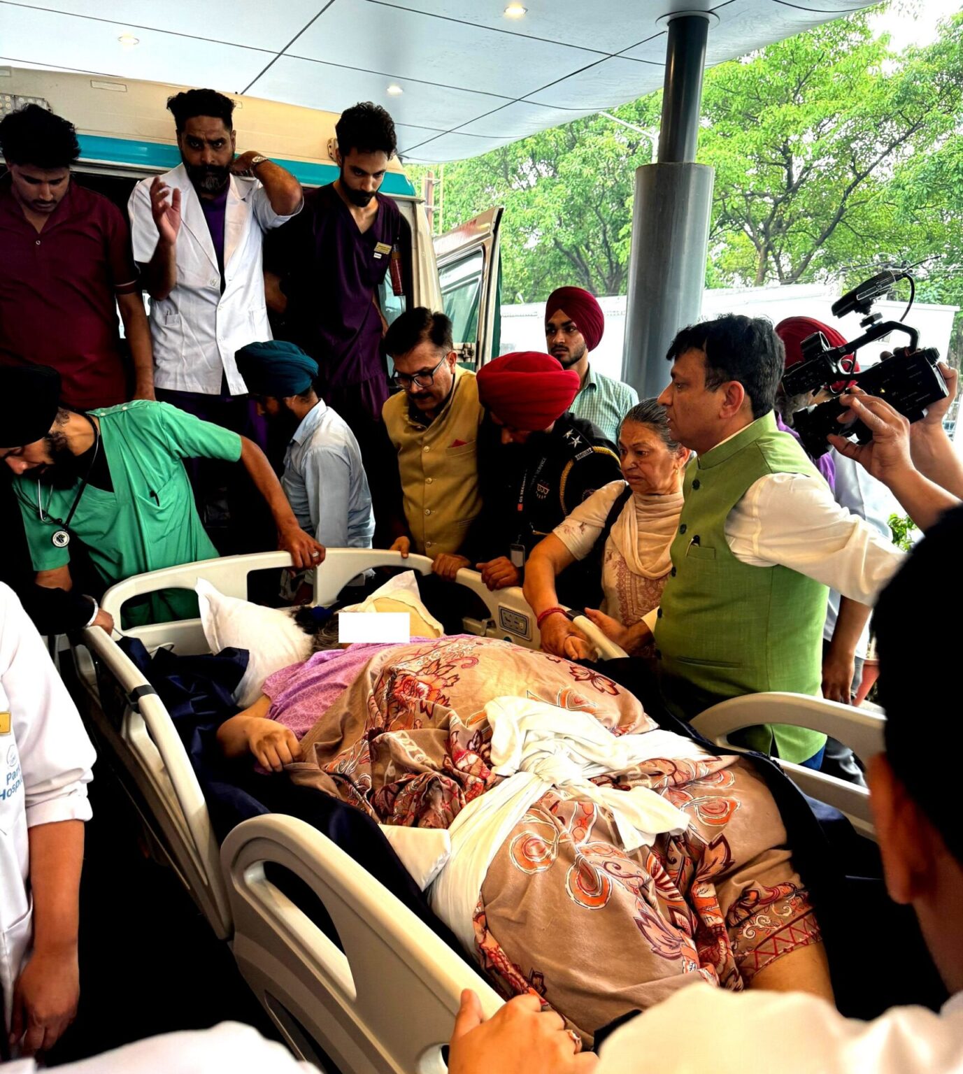 ओवरवेटमहिला को अस्पताल लानेके लिए की गई विशेष व्यवस्था overweight woman