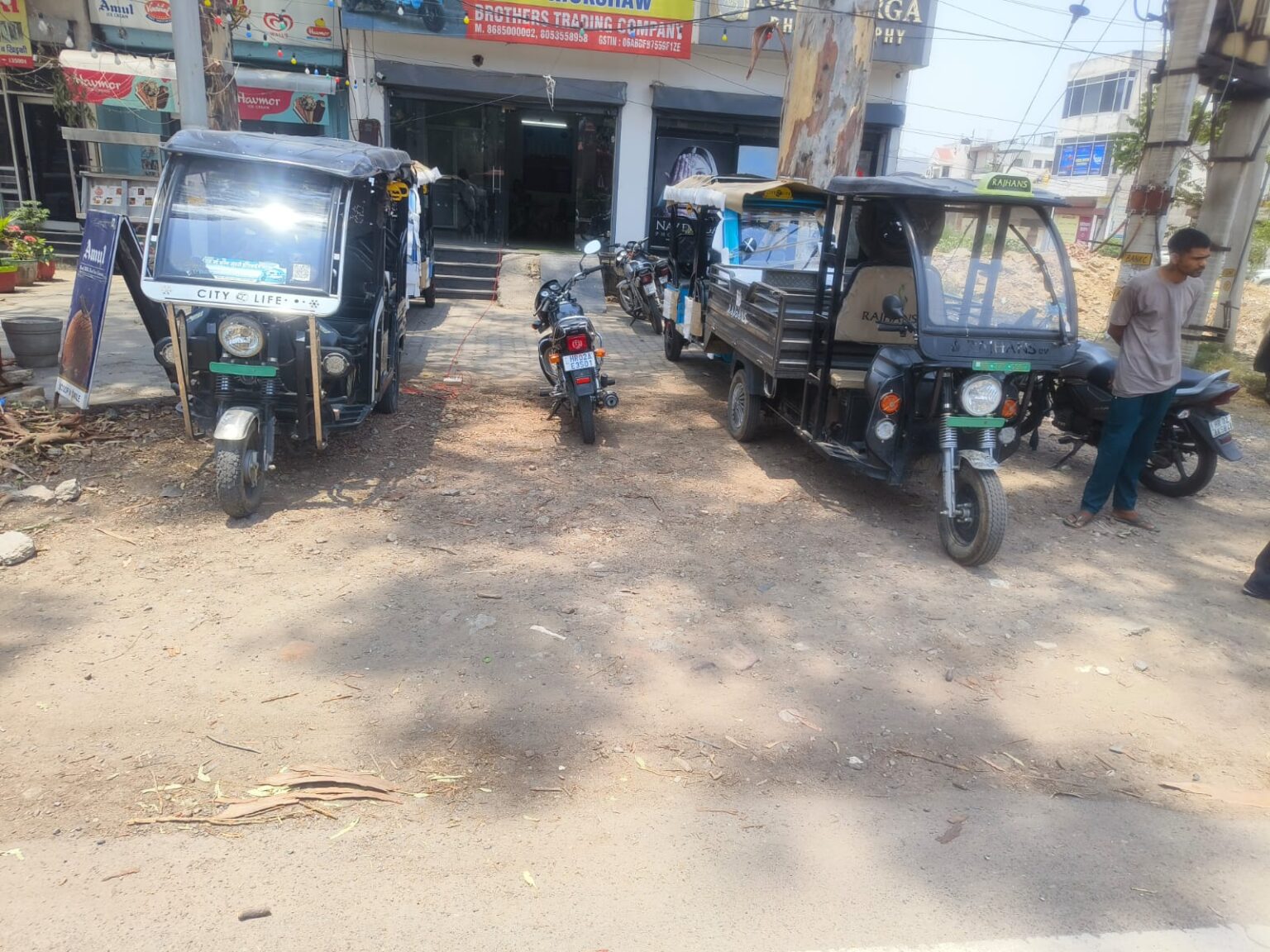 अतिक्रमण से खुद दुकानदार भी परेशान Auto rickshaws parked outside the shop.