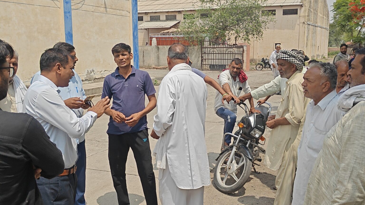 ट्रक ड्राइवर ने अवैध रूप से गेहूं मांगने के लगाए आरोप  wheat illegally