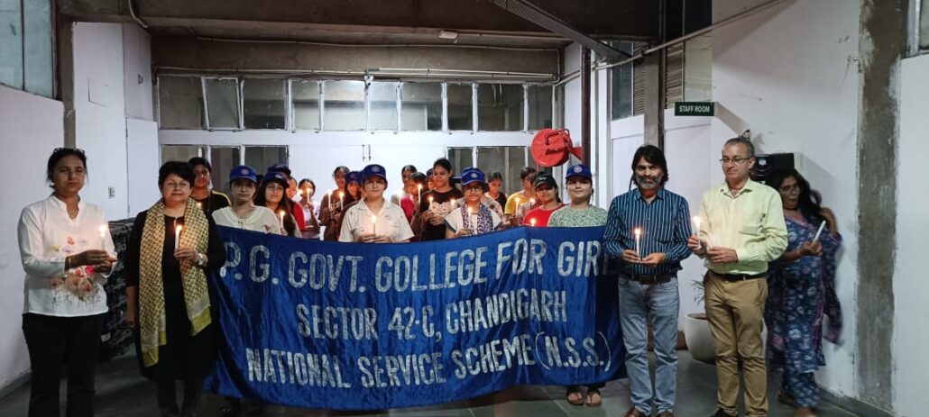 पीजीजीसी-42 के एनएसएस विंग ने आतंकवाद विरोधी दिवस के अवसर पर कैंडल मार्च निकाला NSS wing of PGGC-42