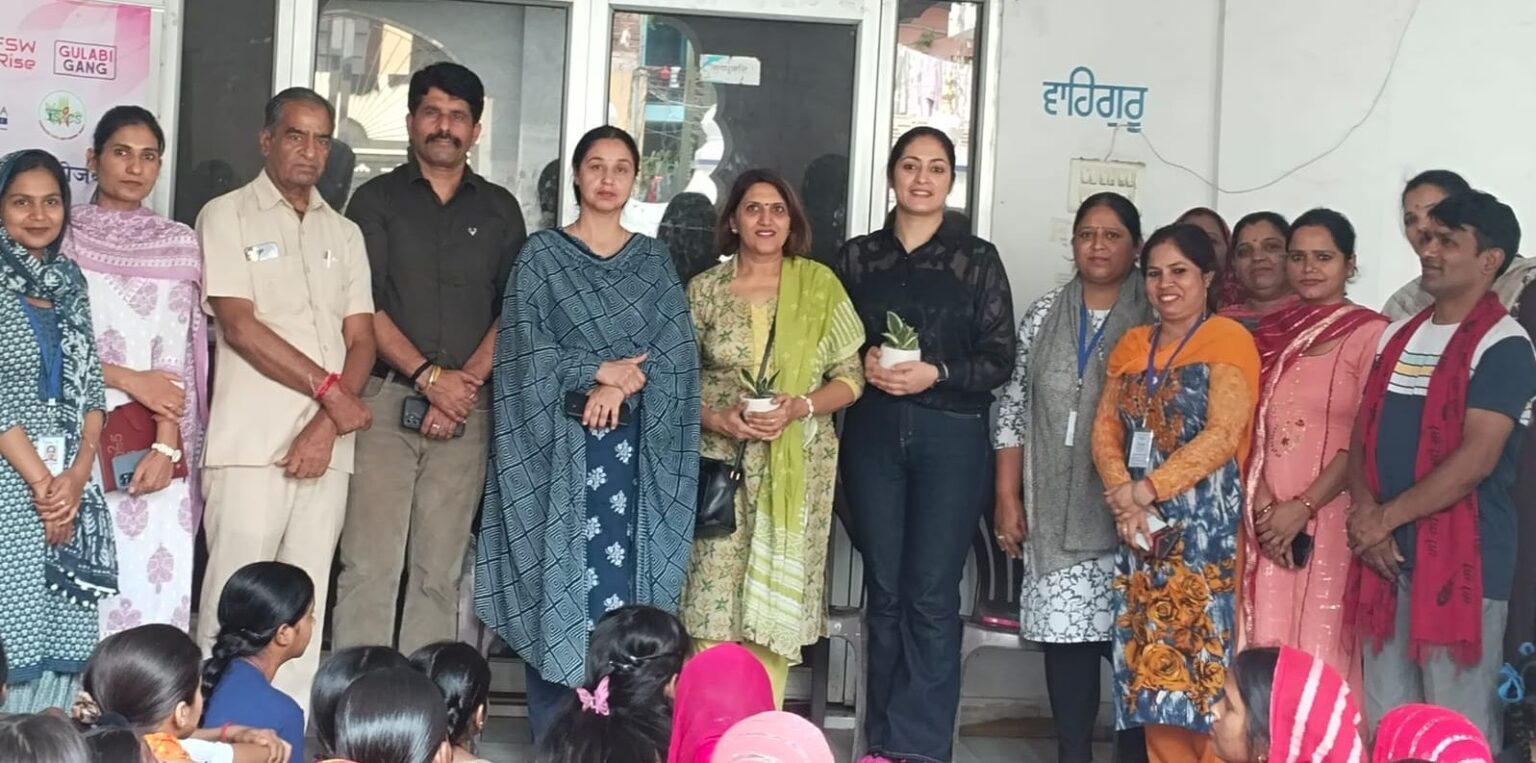 डिप्टी मेयर तरुणा मेहता ने आर्थिक तौर पर वंचित महिलाओं और लड़कियों को सैनिटरी पैड किए वितरित