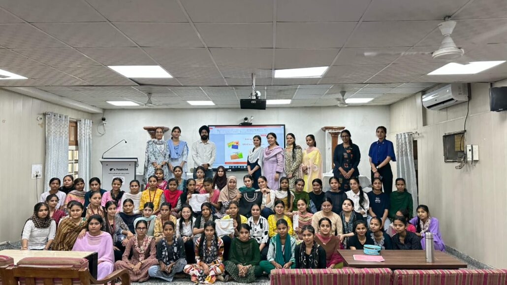 गुरु नानक गर्ल्स कॉलेज में ऊषा जैनोम सिलाई मशीनों पर कार्यशाला का आयोजन Girls College