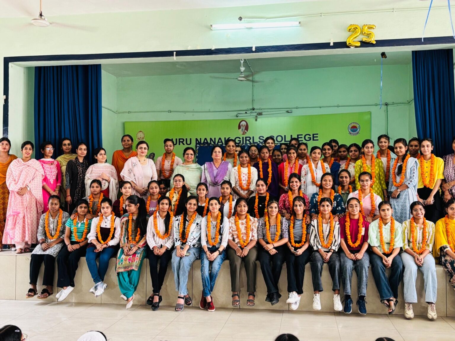 गुरु नानक गर्ल्स सीनियर सेकेंडरी स्कूल के 12वीं कक्षा का परिणाम शतप्रतिशत रहा  Girls Senior Secondary School