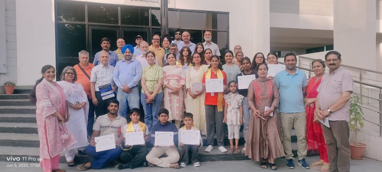 स्कूली विद्यार्थियों ने संगोष्ठी में प्लास्टिक प्रदूषण से जुड़े चिंताजनक तथ्यों को प्रस्तुत किया  plastic pollution