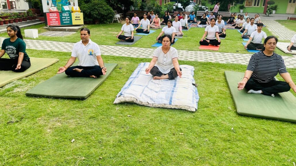 गुरु नानक गर्ल्स कॉलेज में योग प्रोटोकॉल प्रशिक्षण शिविर का आयोजन हुआ Girls College
