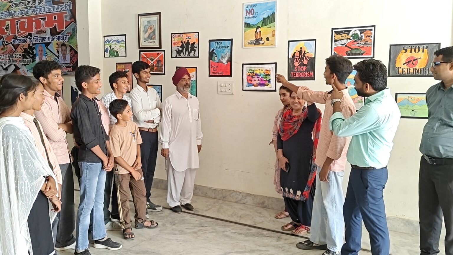 बाल कलाकारों ने दिखाई प्रदर्शनी के माध्यम से सेना के पराक्रम की झलकियां Child artists