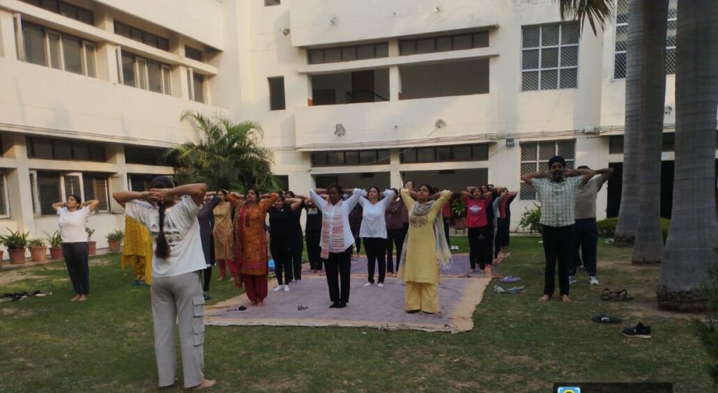 प्रोफेशनल के पार्टनर महिला कॉलेज में योग सत्र का आयोजन Yoga session organized at Mahila College